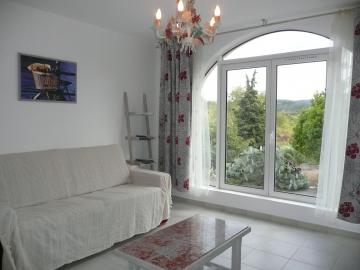 DOMAINE DE COLOMBE - Le salon avec sa grande baie vitrée - Crédit : Gîtes de France