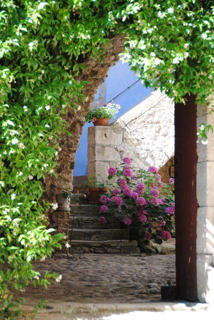CHAMBRE CALADE - vue cour la calade - Crédit : La Grange de Philip