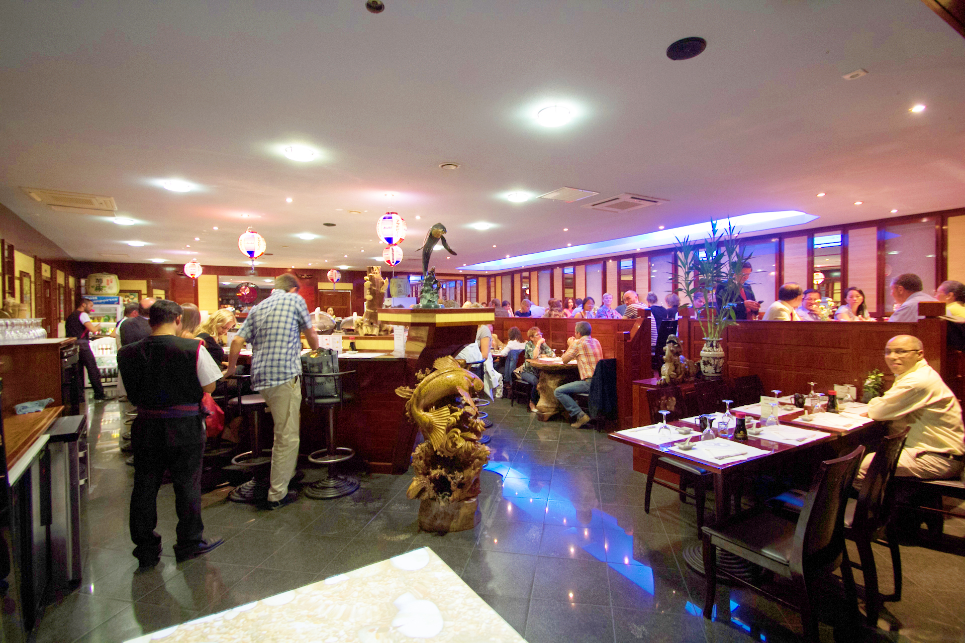 Grande salle de restaurant