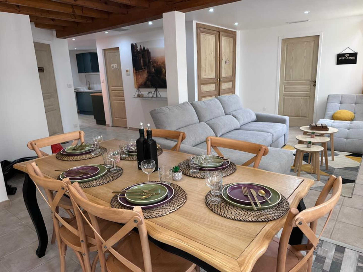 L'ÉLÉGANTE MAISON AU PIED DE LA CITÉ
