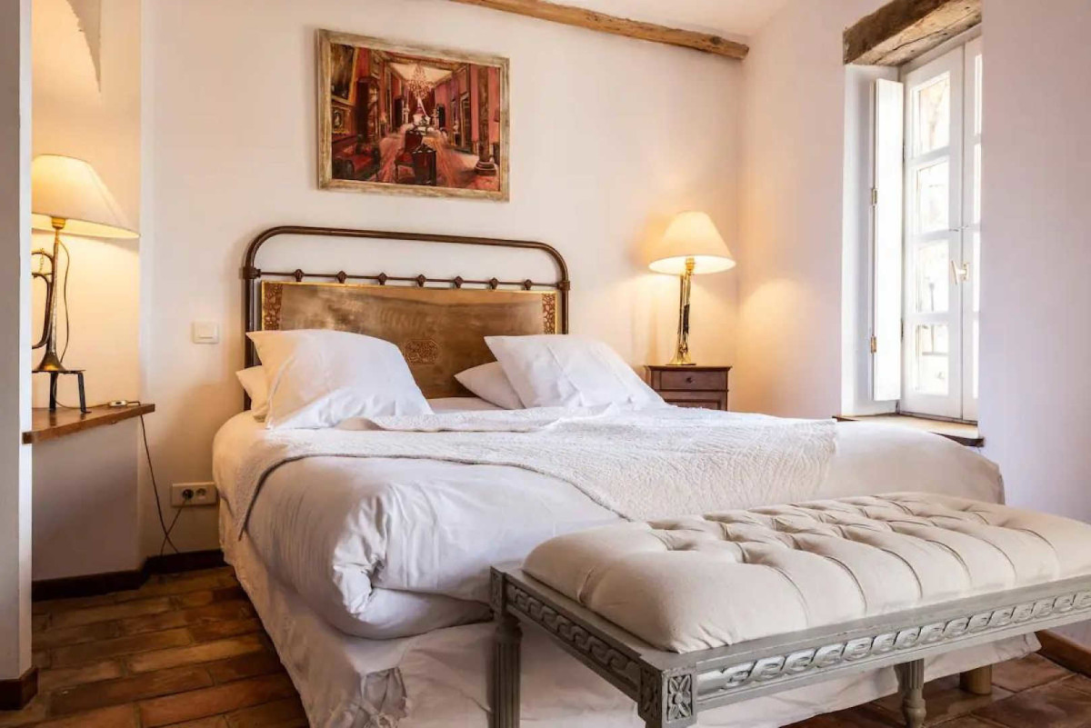 Maison d’hôtes LE ROC SUR L'ORBIEU - CHAMBRE VUE ET PISCINE à Saint-Pierre-des-Champs