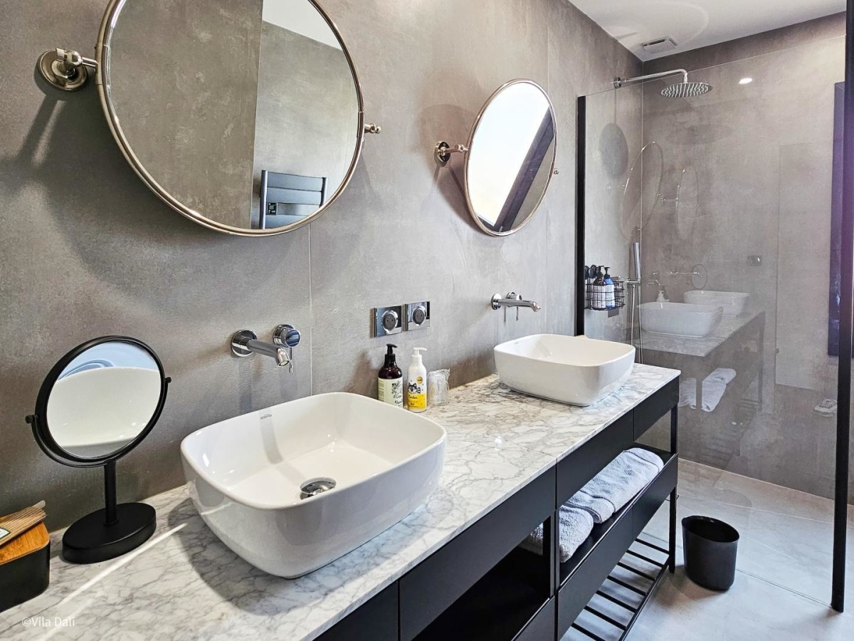 Maison d’hôtes LA VILLA DALI - CHAMBRE SUPÉRIEURE ETAGE à Lézignan-Corbières