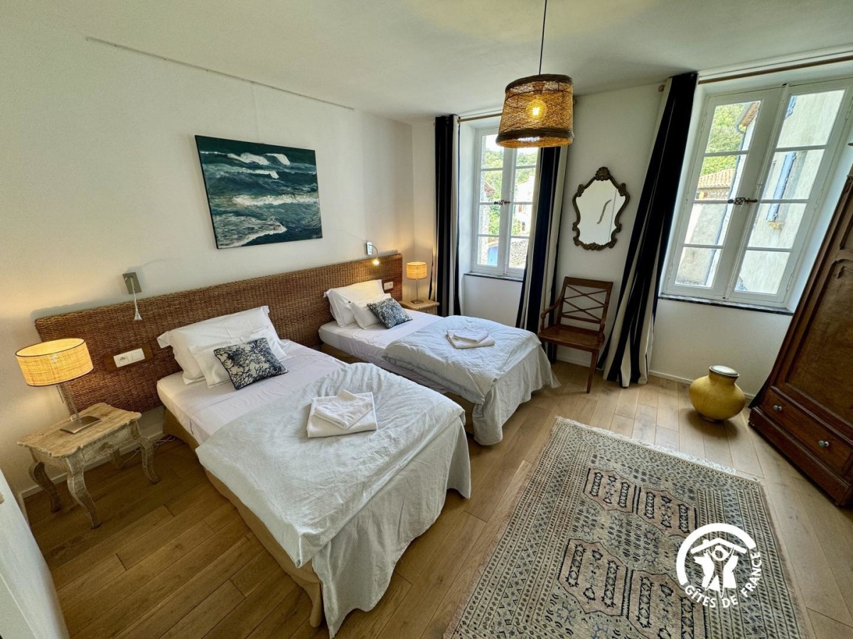 Maison d’hôtes AUX BERGES DU LIBRE - CHAMBRE CYCLADES à Félines-Termenès