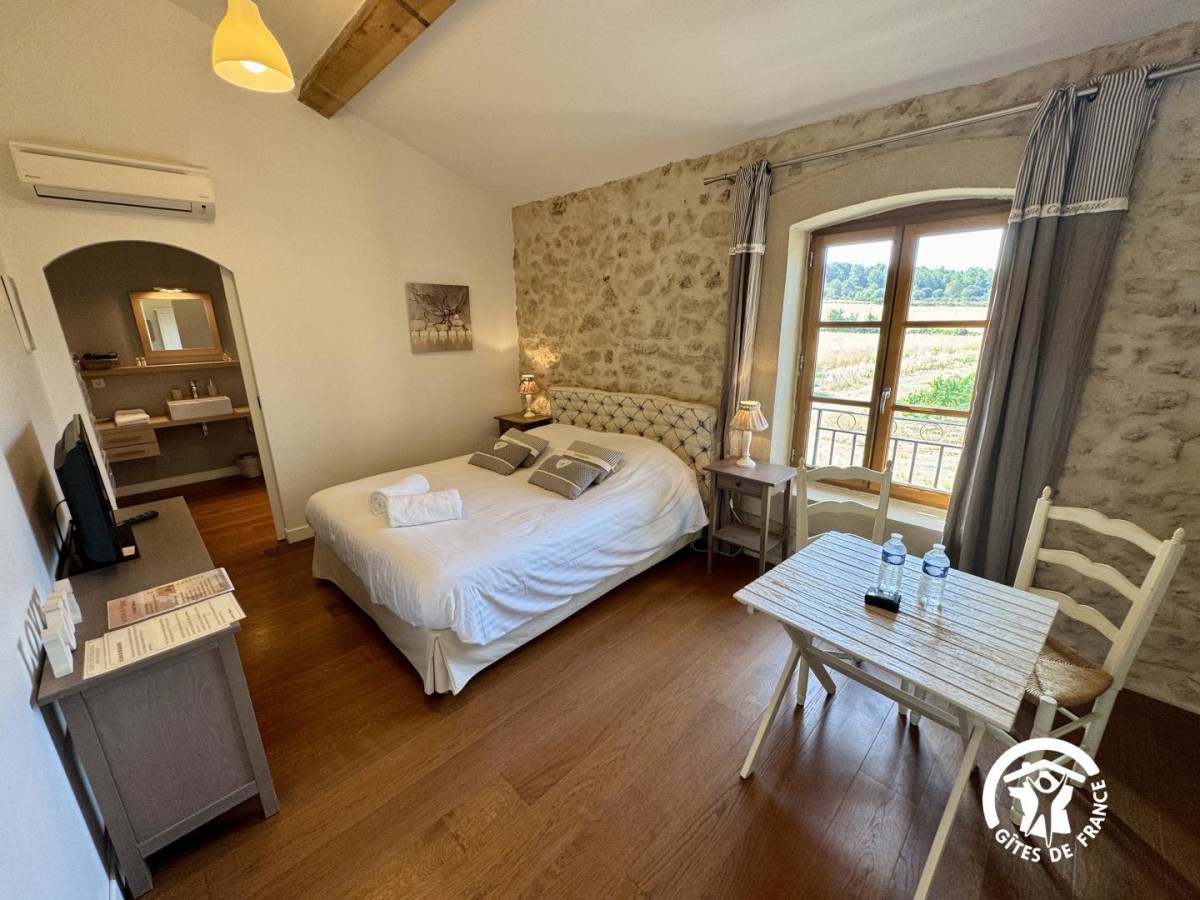 Maison d’hôtes LE RELAIS DE PIGASSE - CHAMBRE VIGNE à Ouveillan