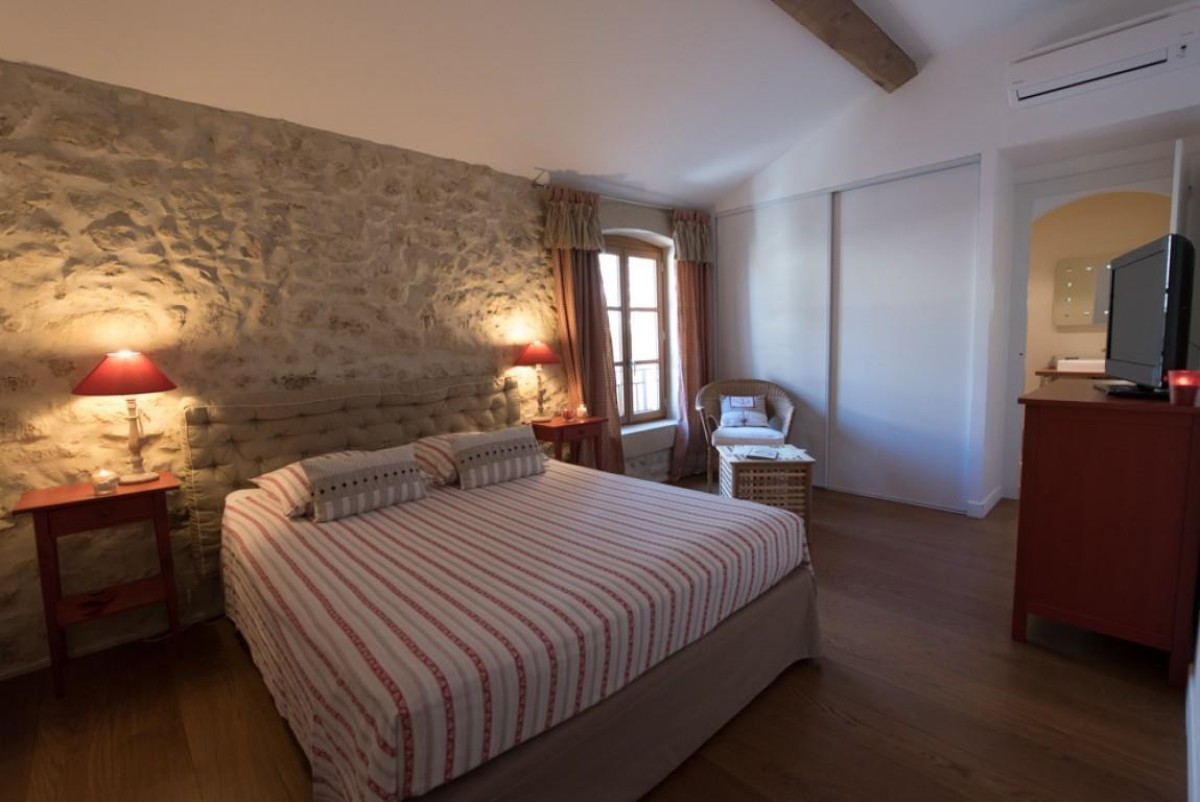 Maison d’hôtes LE RELAIS DE PIGASSE - CHAMBRE FRAMBOISE à Ouveillan
