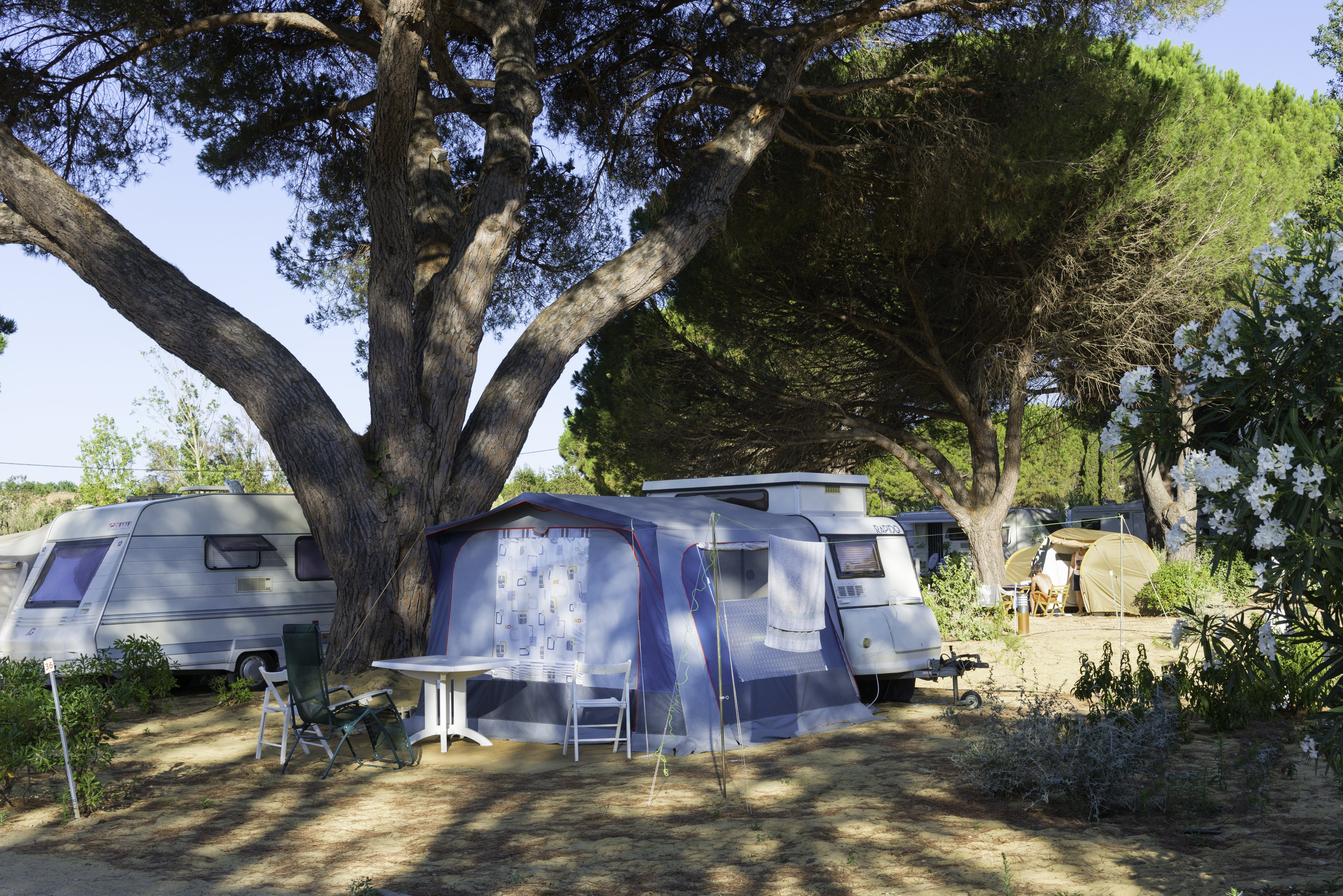 Emplacement nu pour camping car et caravane
