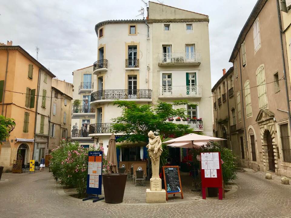 Place des bons amis , Béziers  "Au Saint Sauveur "