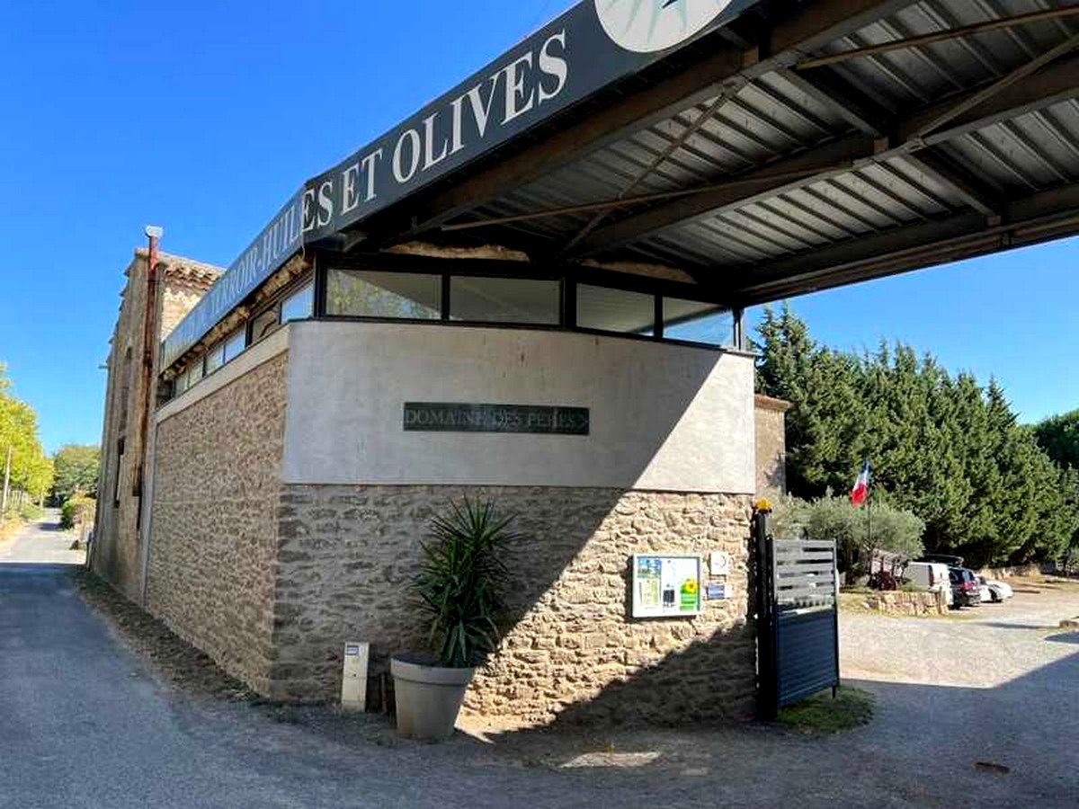 AIRE DE STATIONNEMENT DOMAINE DES PÈRES