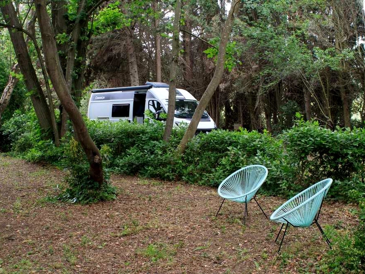 AIRE DE STATIONNEMENT POUR CAMPING-CARS - CHÂTEAU ARMORIA