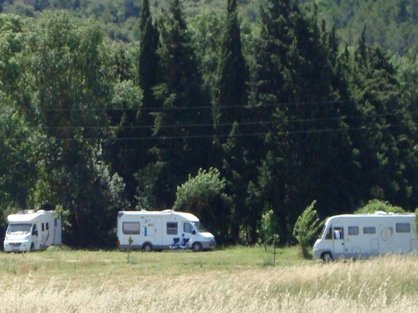AIRE DE STATIONNEMENT POUR CAMPING-CARS - CHÂTEAU VILLEMAGNE