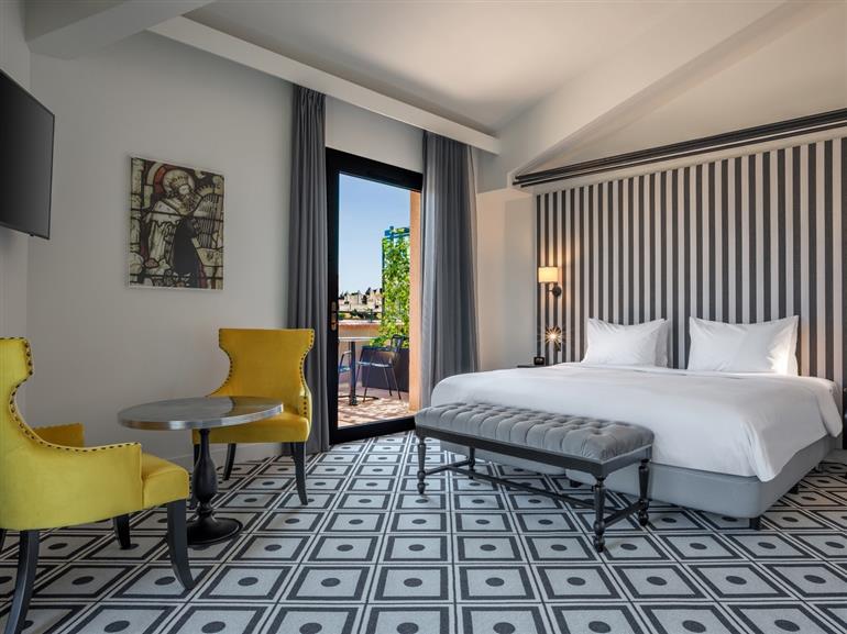 DOUBLE TREE BY HILTON SUITE