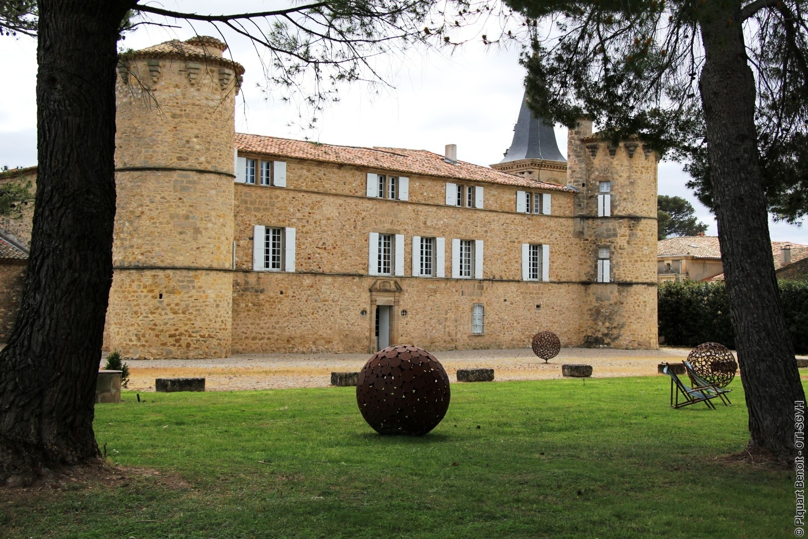 DÉGUSTATION DE VINS AU CHÂTEAU DE JONQUIÈRES
