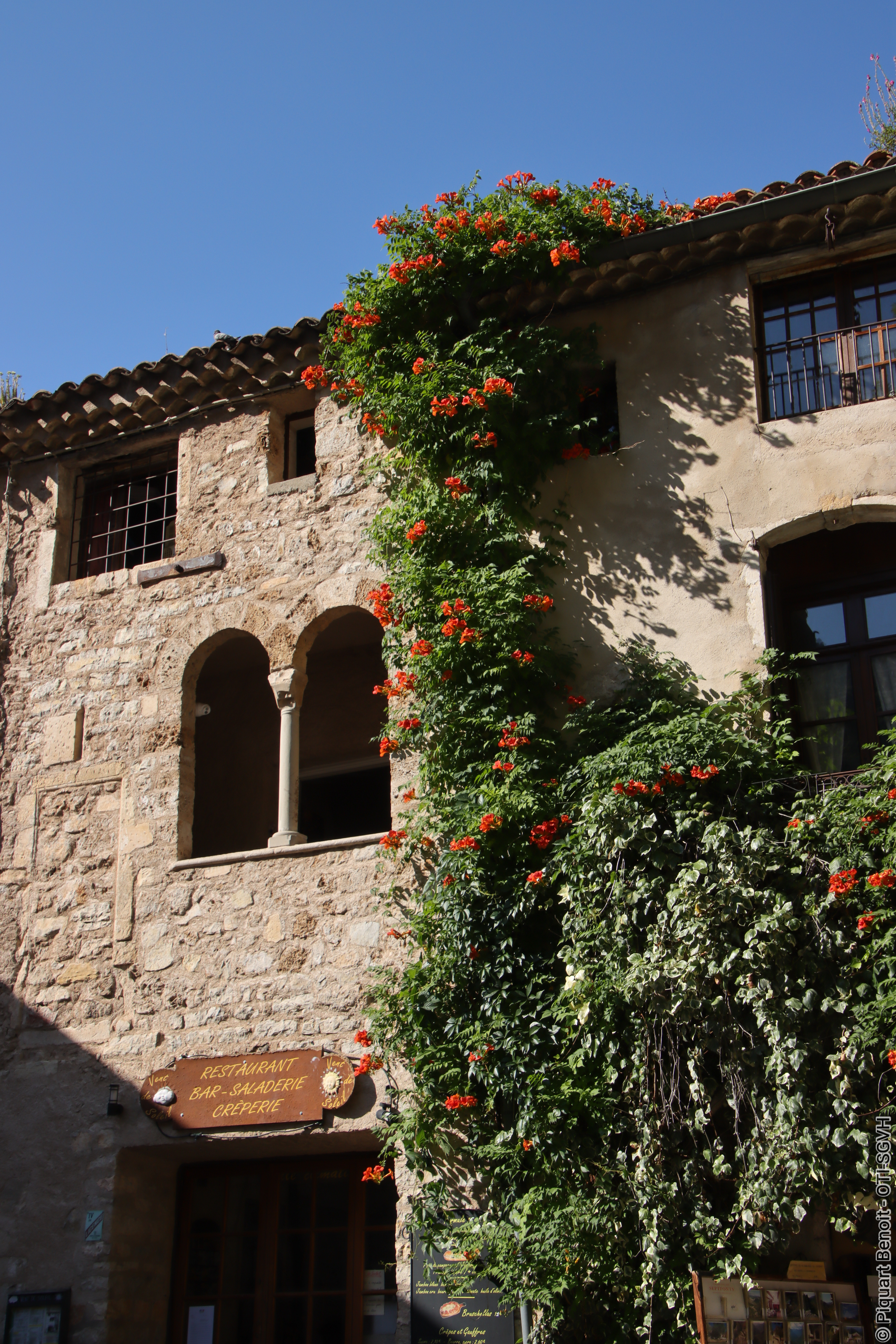 MILLE ANS D'HISTOIRE DANS L'UN DES PLUS BEAUX VILLAGES DE FRANCE
