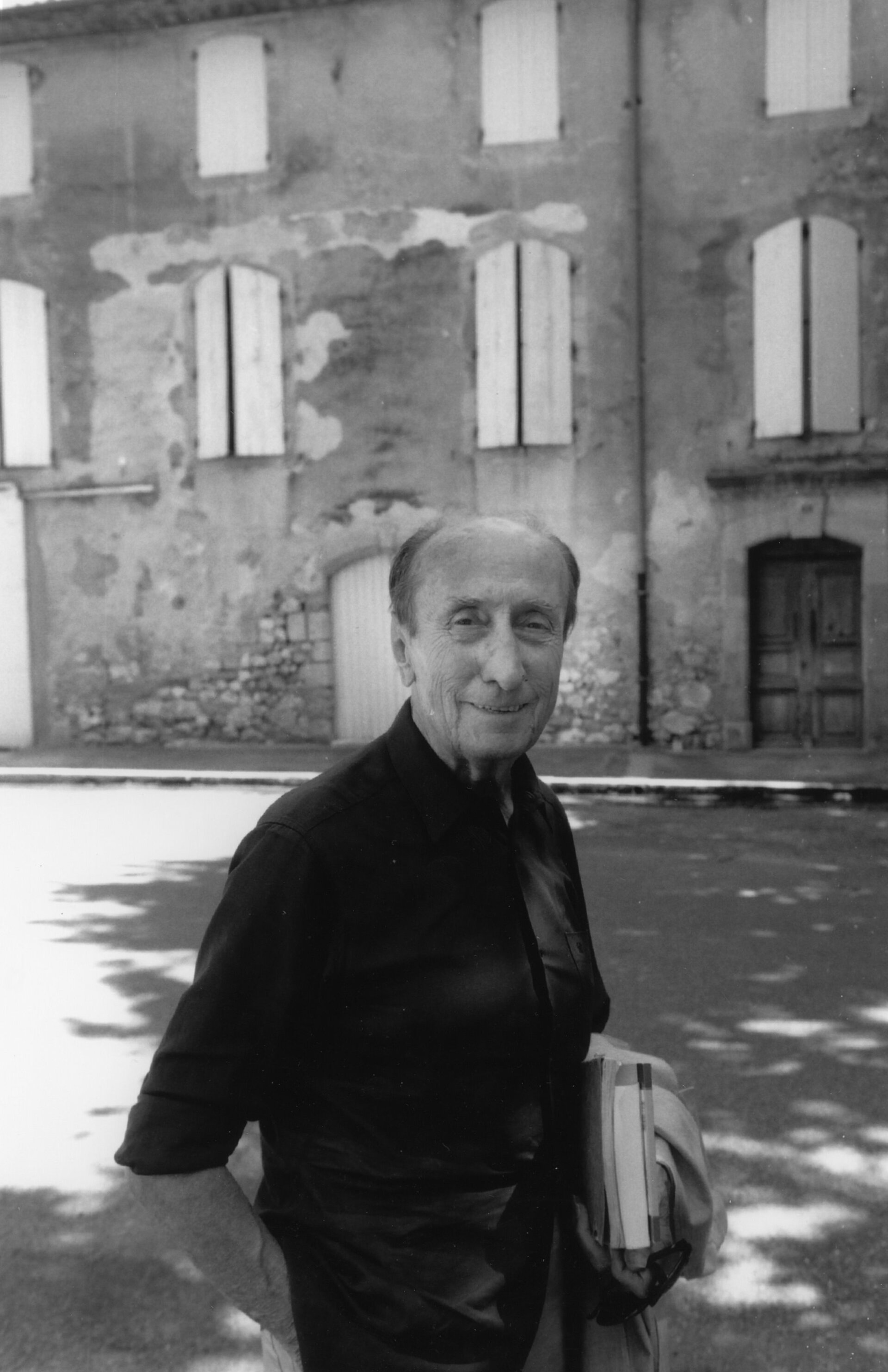 M.Rouquette devant la maison de Saint Saturnin