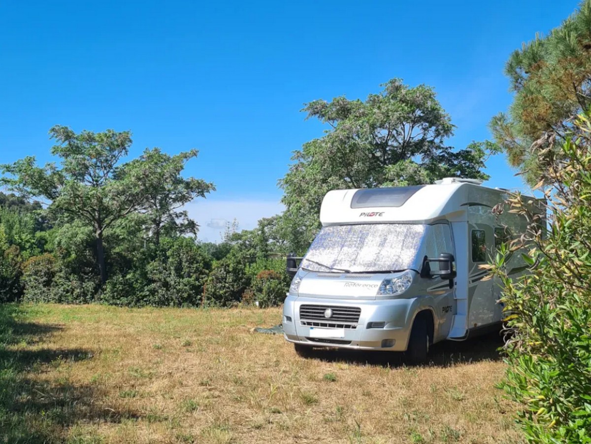 AIRE DE SERVICES POUR CAMPING-CARS - CAMPING OLIVIGNE