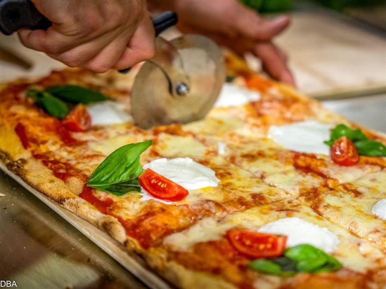 pizza-e-caffe-excellence-italienne-pizza-bufala-scaled